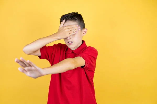 Jonge Mooie Kind Jongen Geïsoleerde Gele Achtergrond Overstijgende Ogen Met — Stockfoto