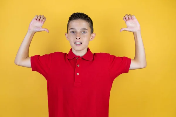 Joven Niño Hermoso Sobre Fondo Amarillo Aislado Mirando Confiado Con —  Fotos de Stock