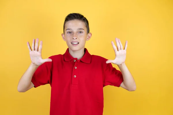 Joven Niño Hermoso Sobre Fondo Amarillo Aislado Mostrando Señalando Hacia —  Fotos de Stock