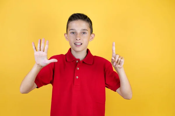 Joven Niño Hermoso Sobre Fondo Amarillo Aislado Mostrando Apuntando Hacia —  Fotos de Stock