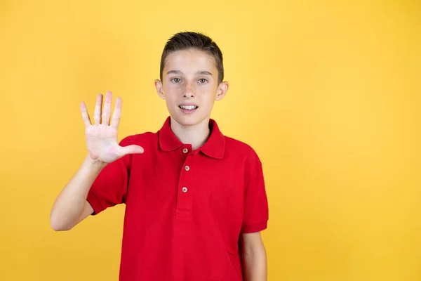 Joven Niño Hermoso Sobre Fondo Amarillo Aislado Mostrando Apuntando Hacia —  Fotos de Stock