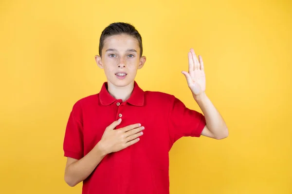 Jong Mooi Kind Jongen Geïsoleerde Gele Achtergrond Glimlachen Vloeken Met — Stockfoto