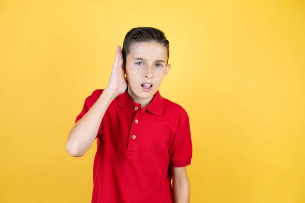 Jong Mooi Kind Jongen Geïsoleerde Gele Achtergrond Verrast Met Hand — Stockfoto