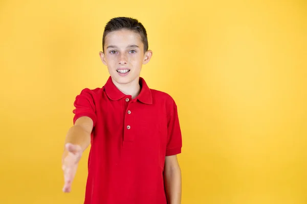 Joven Niño Hermoso Sobre Fondo Amarillo Aislado Sonriendo Amistoso Ofreciendo —  Fotos de Stock