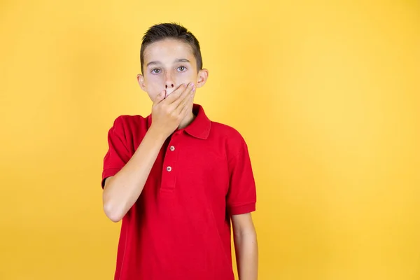 Jong Mooi Kind Jongen Geïsoleerde Geel Achtergrond Verrast Bedekken Haar — Stockfoto