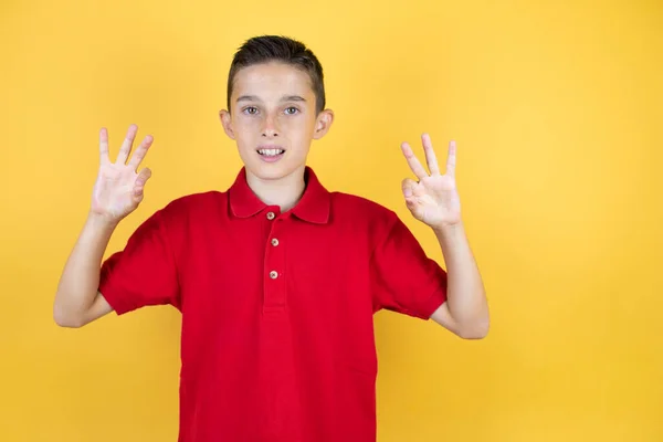 Joven Niño Hermoso Sobre Fondo Amarillo Aislado Haciendo Signo Con —  Fotos de Stock