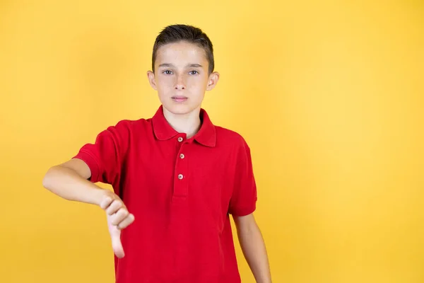 Jong Mooi Kind Jongen Geïsoleerde Gele Achtergrond Met Boos Gezicht — Stockfoto