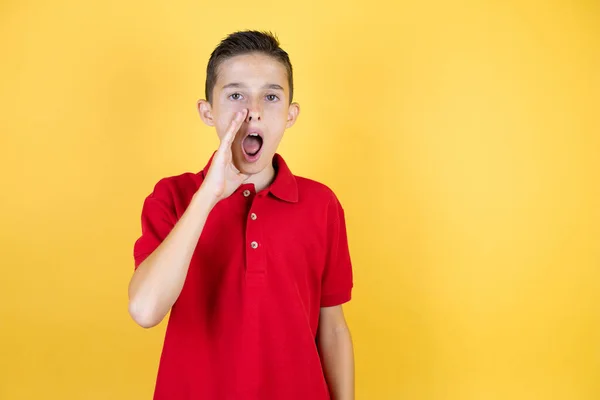 Jong Mooi Kind Jongen Geïsoleerde Gele Achtergrond Schreeuwen Schreeuwen Luid — Stockfoto