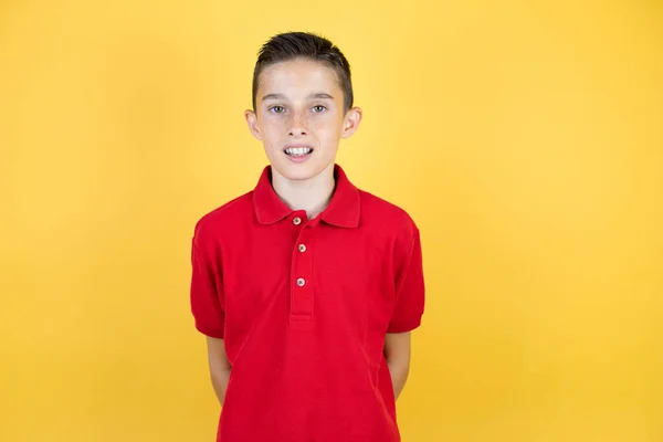 Joven Niño Hermoso Sobre Fondo Amarillo Aislado Sonriendo Mirando Cámara —  Fotos de Stock