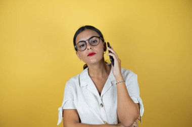 Sarı arka planda güzel bir kadın konuşuyor. Telefonu at..