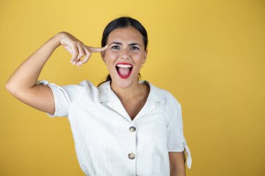 Sarı arka planda güzel bir kadının bir fikri var..