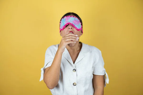 Mulher Bonita Sobre Fundo Amarelo Muito Sonolento Usando Uma Máscara — Fotografia de Stock