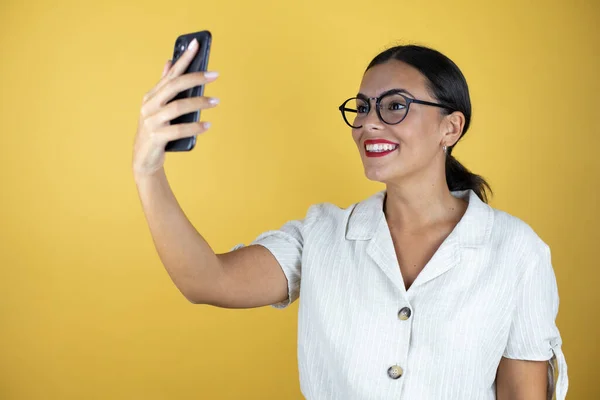 Vacker Kvinna Över Gul Bakgrund Tar Selfie Med Sin Telefon — Stockfoto