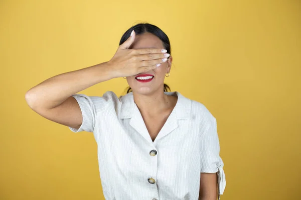 Mulher Bonita Sobre Fundo Amarelo Sério Cobrindo Seus Olhos Com — Fotografia de Stock