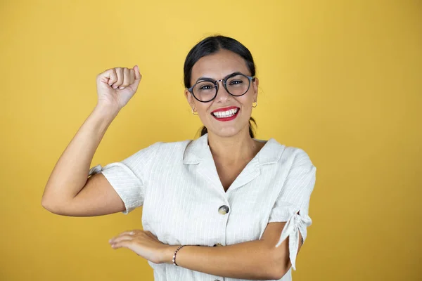 Beautiful Woman Yellow Background Showing Arms Muscles Smiling Proud — Stock Photo, Image