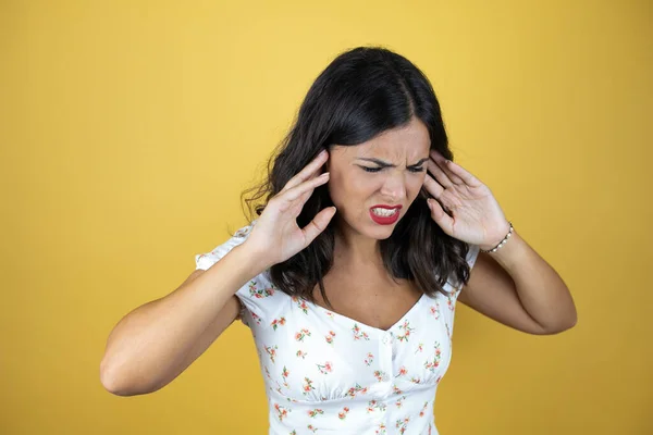 Mulher Bonita Sobre Fundo Amarelo Cobrindo Orelhas Com Dedos Com — Fotografia de Stock