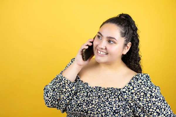 Joven Hermosa Mujer Con Pelo Rizado Sobre Fondo Amarillo Aislado — Foto de Stock