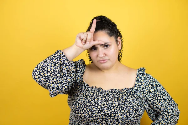 Junge Schöne Frau Mit Lockigem Haar Über Isoliertem Gelbem Hintergrund — Stockfoto