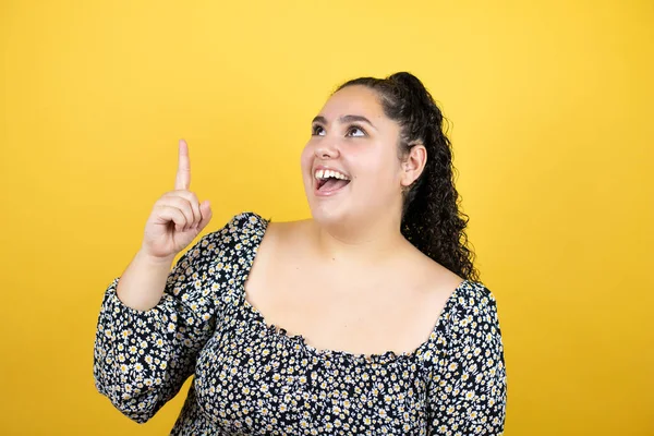 Junge Schöne Frau Mit Lockigem Haar Über Isoliertem Gelbem Hintergrund — Stockfoto