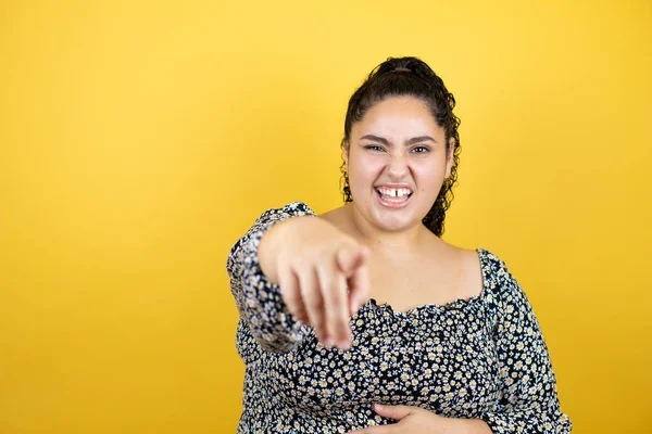 Sarı Arka Planda Kıvırcık Saçlı Genç Bir Kadın Sana Gülüyor — Stok fotoğraf
