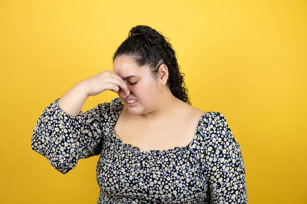 Jovem Mulher Bonita Com Cabelo Encaracolado Sobre Fundo Amarelo Isolado — Fotografia de Stock