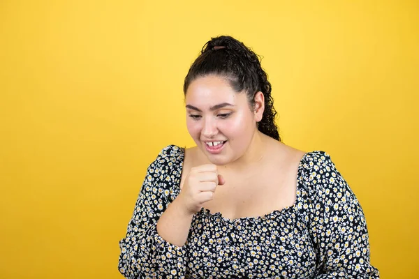 Young Beautiful Woman Curly Hair Isolated Yellow Background Her Hand — Stock Photo, Image