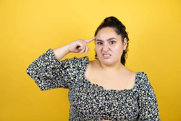 Junge Schöne Frau Mit Lockigem Haar Vor Isoliertem Gelben Hintergrund — Stockfoto