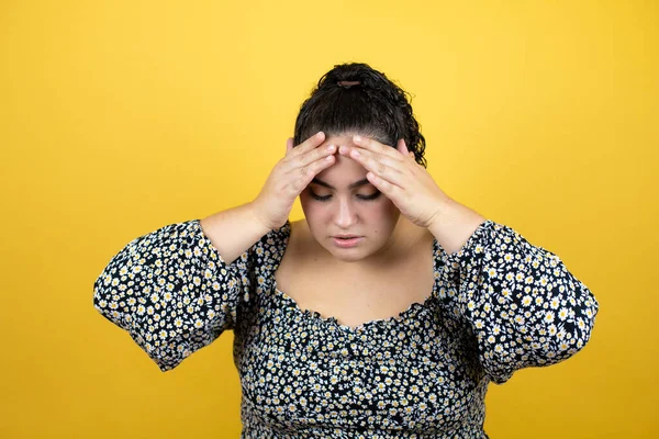 Jeune Belle Femme Aux Cheveux Bouclés Sur Fond Jaune Isolé — Photo