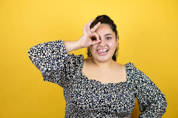 Sarı Arka Plan Üzerinde Kıvırcık Saçlı Genç Bir Kadın Gülümseyen — Stok fotoğraf