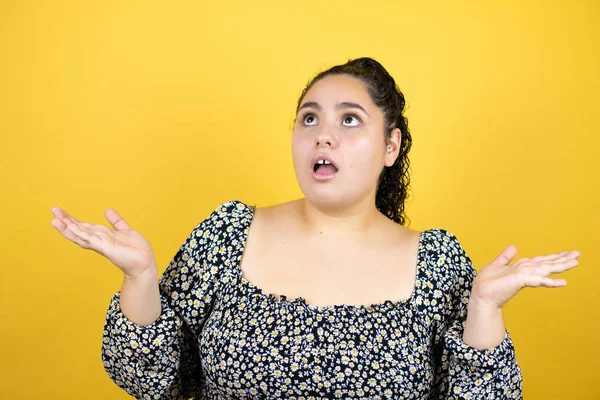 Jovem Mulher Bonita Com Cabelos Encaracolados Sobre Fundo Amarelo Isolado — Fotografia de Stock