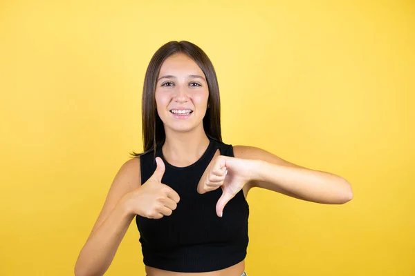 Menina Bonita Garoto Sobre Fundo Amarelo Isolado Fazendo Polegares Para — Fotografia de Stock