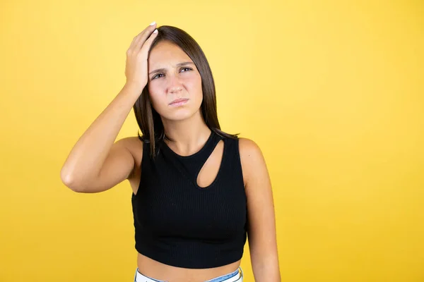 Belle Jeune Fille Enfant Sur Fond Jaune Isolé Mettant Une — Photo