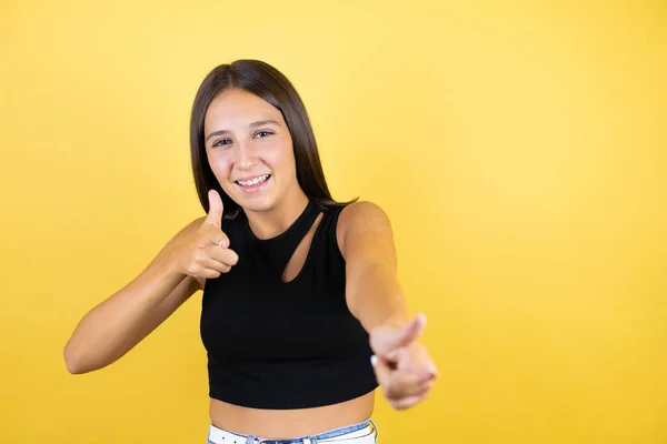 Menina Bonita Garoto Sobre Fundo Amarelo Isolado Apontando Para Você — Fotografia de Stock