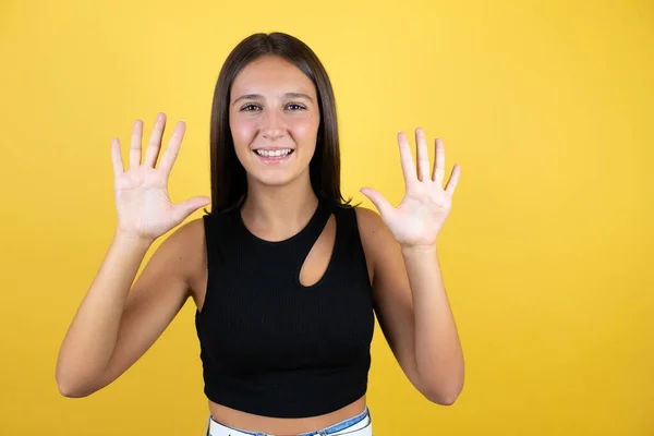 Belle Jeune Fille Enfant Sur Fond Jaune Isolé Montrant Pointant — Photo