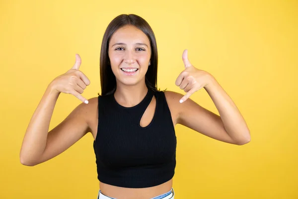 Güzel Bir Genç Kız Izole Edilmiş Sarı Arka Planda Çılgın — Stok fotoğraf