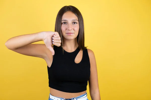 Menina Bonita Garoto Sobre Fundo Amarelo Isolado Com Rosto Irritado — Fotografia de Stock