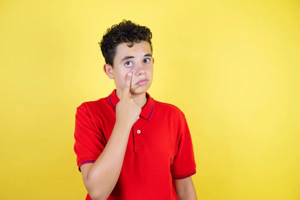 Mooie Tiener Jongen Geïsoleerde Gele Achtergrond Wijzend Naar Het Oog — Stockfoto