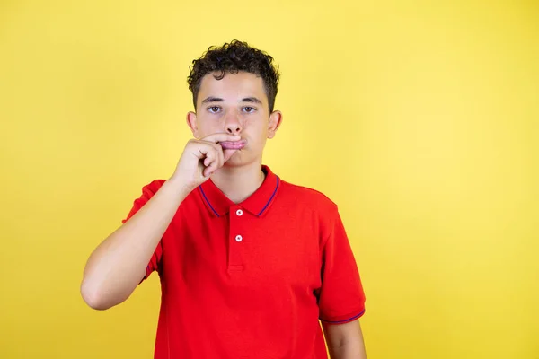 Beau Garçon Adolescent Sur Fond Jaune Isolé Bouche Lèvres Fermées — Photo