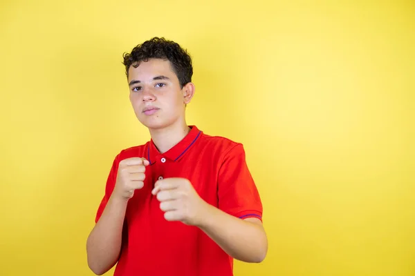 Piękny Nastolatek Chłopiec Odizolowanym Żółtym Tle Pięść Cios Walki Agresywny — Zdjęcie stockowe