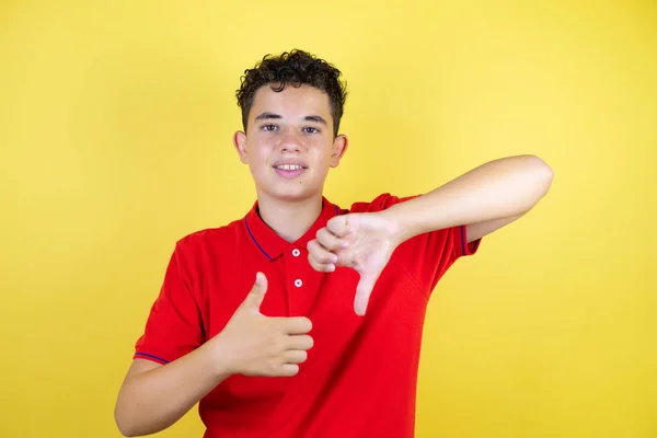 Красивий Хлопчик Підліток Над Ізольованим Жовтим Тлом Робить Великі Пальці — стокове фото