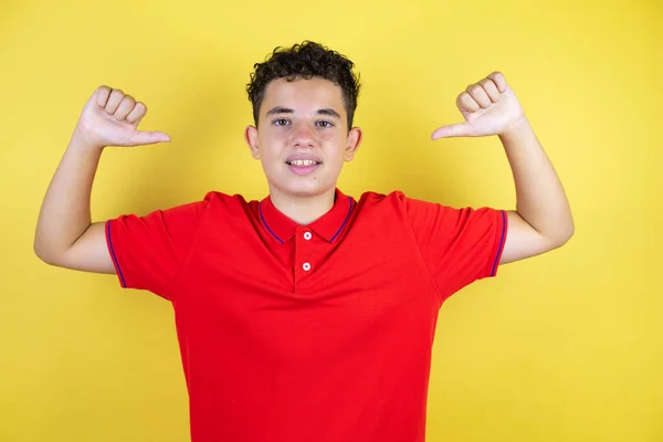 Menino Adolescente Bonita Sobre Fundo Amarelo Isolado Olhando Confiante Com — Fotografia de Stock