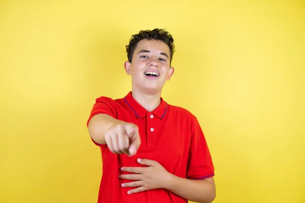 Hermoso Adolescente Sobre Fondo Amarillo Aislado Riéndose Señalando Con Dedo —  Fotos de Stock