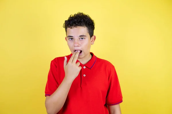 Schöne Teenager Junge Über Isolierten Gelben Hintergrund Angewidert Mit Ihrer — Stockfoto