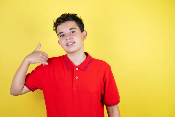 Menino Adolescente Bonita Sobre Fundo Amarelo Isolado Sorrindo Fazendo Gesto — Fotografia de Stock