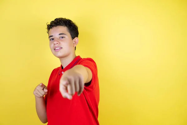 Bonito Adolescente Sobre Fundo Amarelo Isolado Apontando Para Você Câmera — Fotografia de Stock