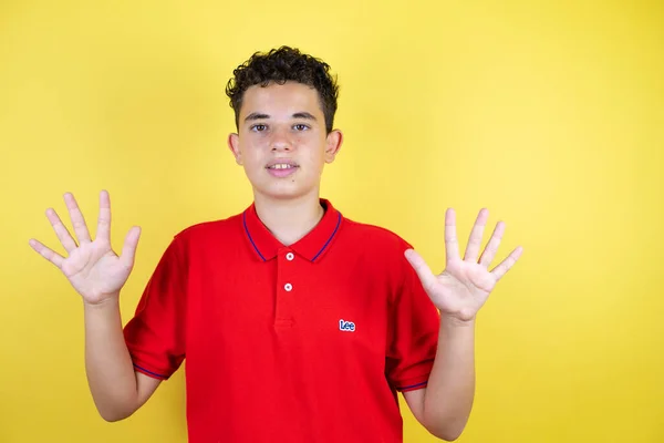 Menino Adolescente Bonito Sobre Fundo Amarelo Isolado Mostrando Apontando Para — Fotografia de Stock