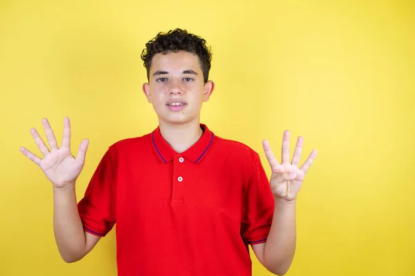 Schöne Teenager Junge Über Isolierten Gelben Hintergrund Zeigt Und Zeigt — Stockfoto