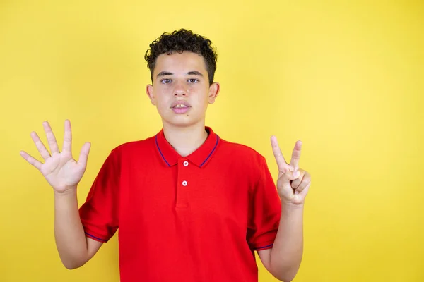 Menino Adolescente Bonita Sobre Fundo Amarelo Isolado Mostrando Apontando Para — Fotografia de Stock