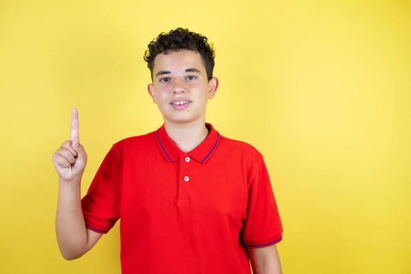 Menino Adolescente Bonito Sobre Fundo Amarelo Isolado Mostrando Apontando Para — Fotografia de Stock