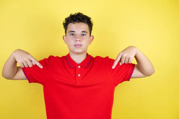 Schöne Teenager Junge Auf Isoliertem Gelben Hintergrund Sieht Selbstbewusst Mit — Stockfoto